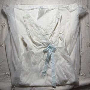 vintage 60s/70s shadowline white nylon floral embroidered nightgown – size small